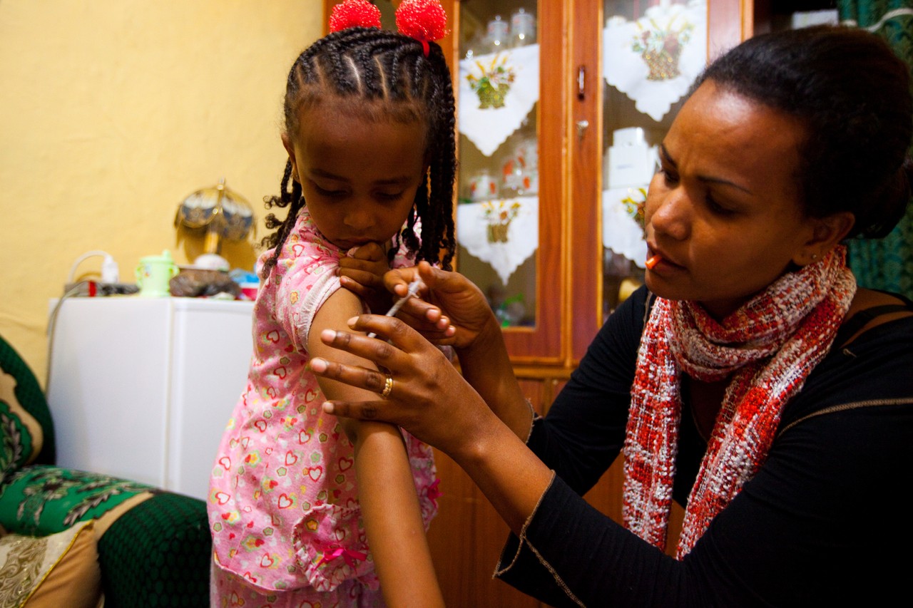 Saba Samuel과 어머니. 에티오피아에 사는 Saba는 제1형 당뇨병을 앓고 있습니다.