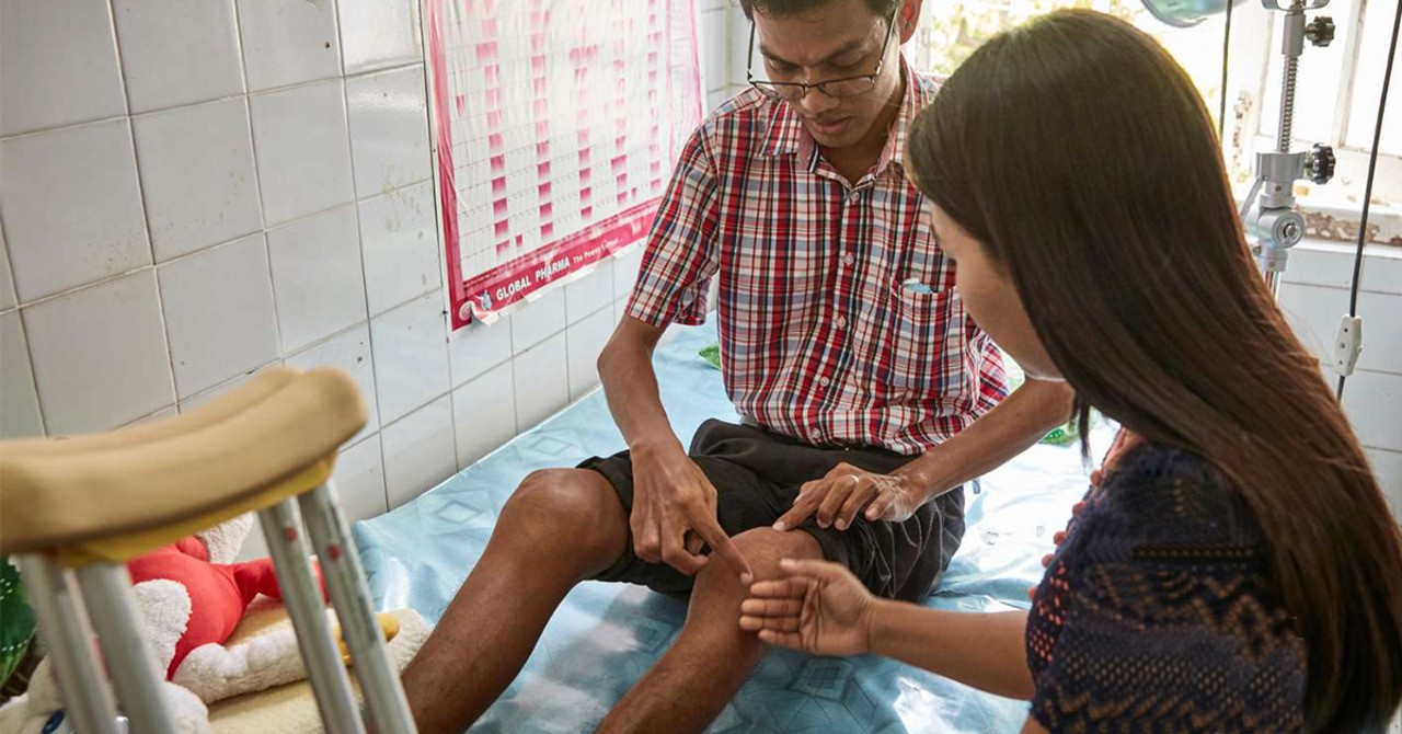 미얀마에 사는 Myo Aung은 혈우병 A 억제인자를 갖고 있습니다.